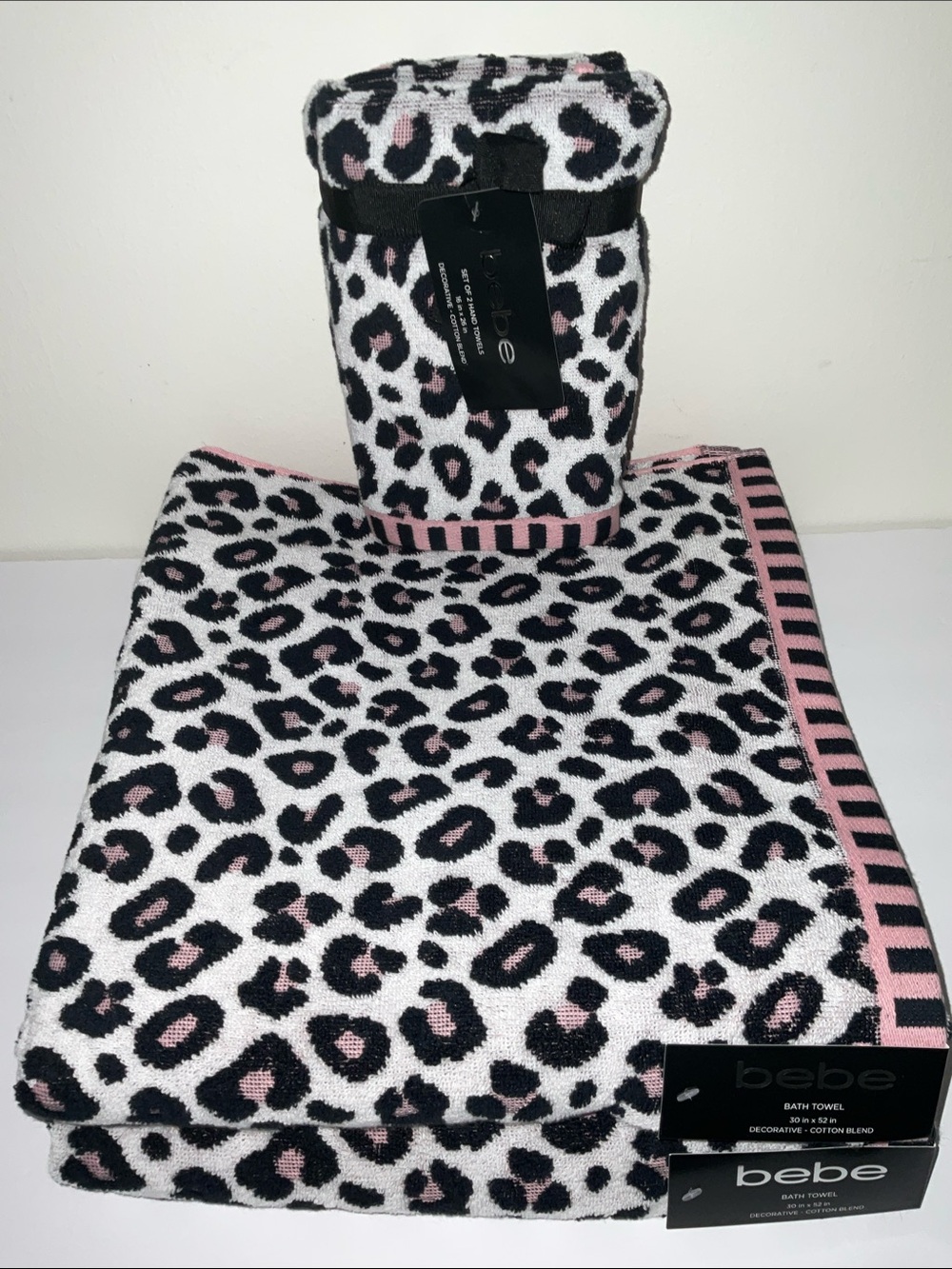 BEBE WHITE BLACK LEOPARD PRINT PINK HEM 4pc. 2 BATH 2 HAND TOWEL SET NWT
